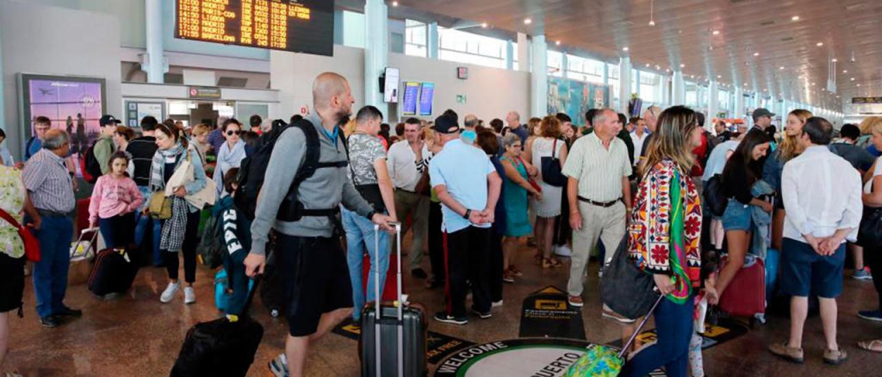 Viajeros en el aeropuerto de Vigo el pasado verano // FDV