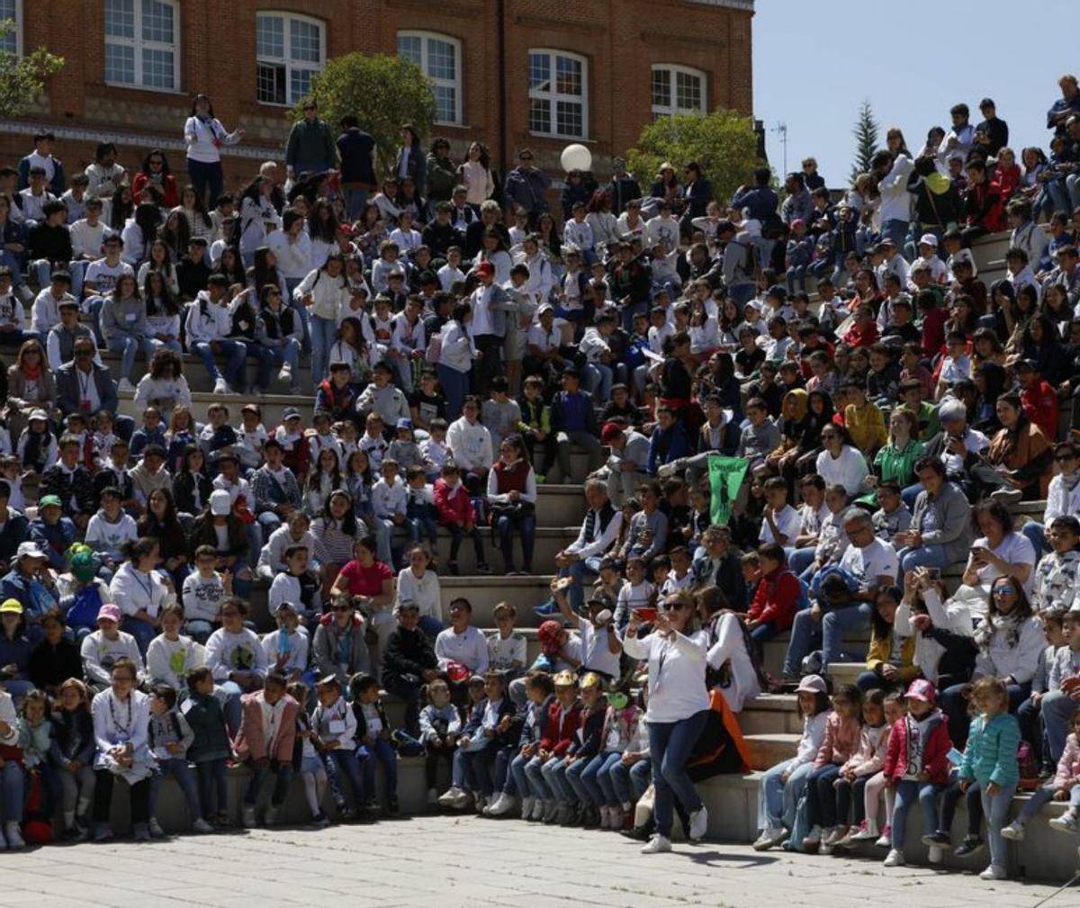 El foso del patio del Campus Viriato, lleno de estudiantes. | A. B.
