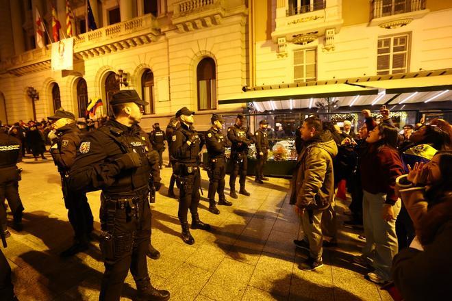 Defensores y detractores de la captura de Nicolás Maduro se enfrentan en la plaza España de Zaragoza.