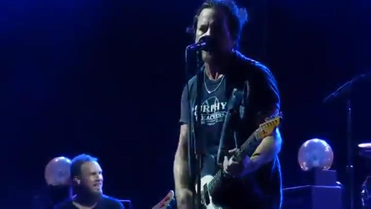 La banda Pearl Jam deté un concert per una agressió masclista.
