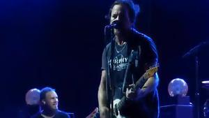 La banda Pearl Jam detiene un concierto por agresión machista