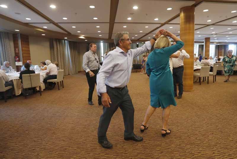 El Ayuntamiento de València organiza una fiesta de parejas que celebran sus bodas de oro