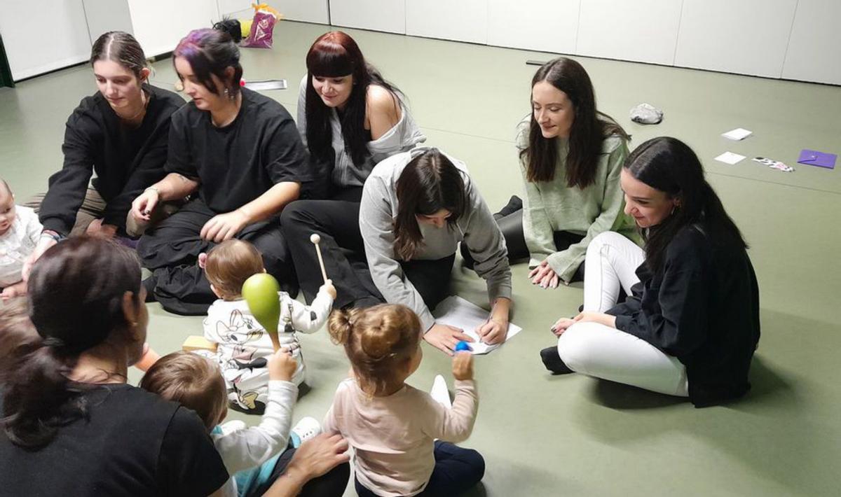 Sesión musical en la escuela infantil del campus de Ourense.