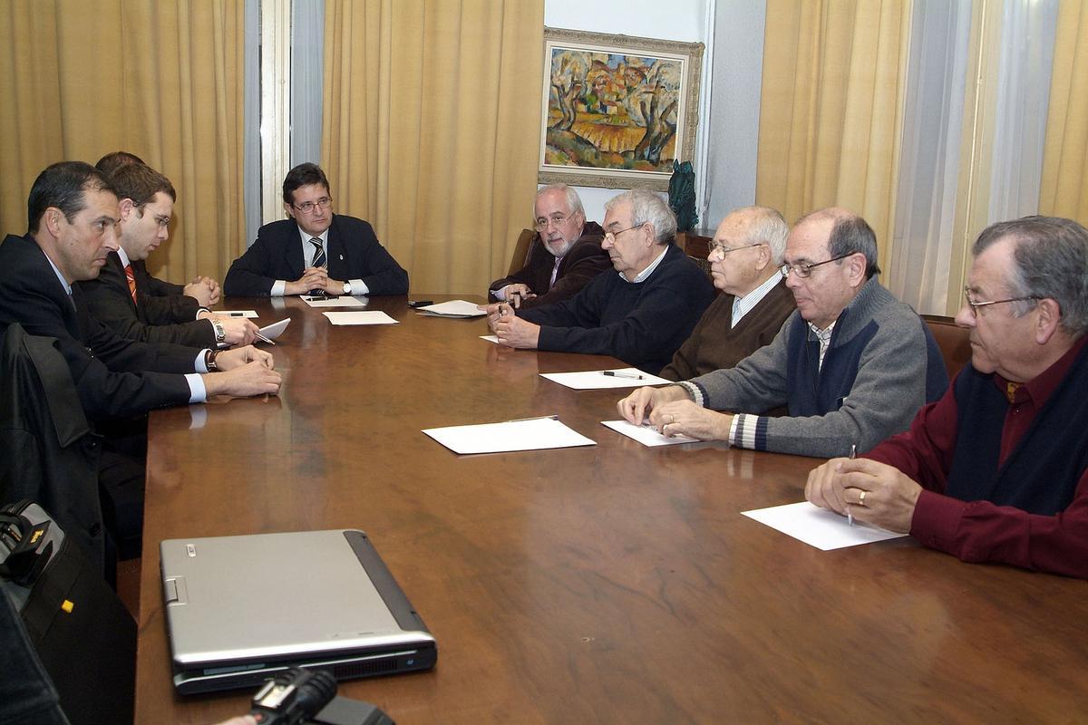 Una reunió a l'Ajuntament entre l'equip de Flix, l'alcalde Armangué i exdirectius de la Unió