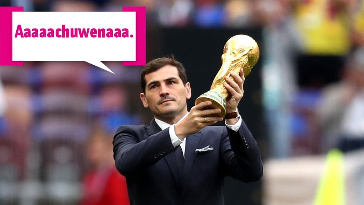 Iker Casillas se marca un Rafiki con la Copa del Mundo