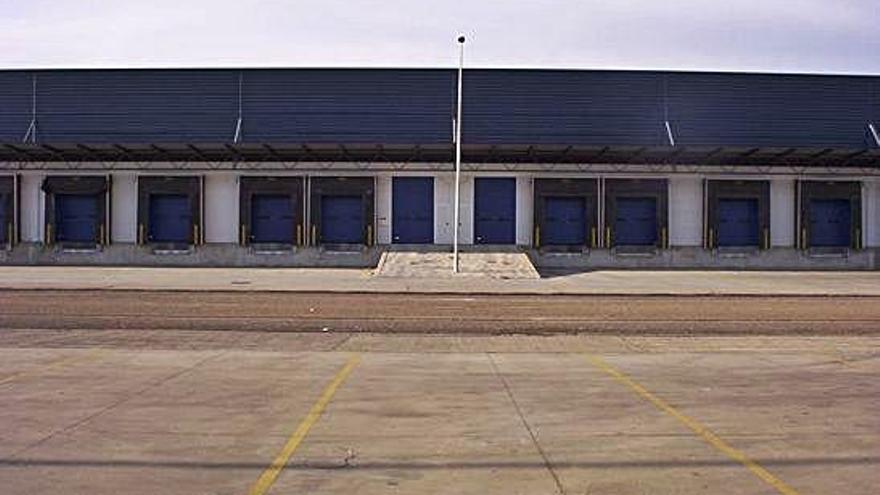 Nave E del Centro de Transportes y Logística de Benavente, pendiente de reparación.