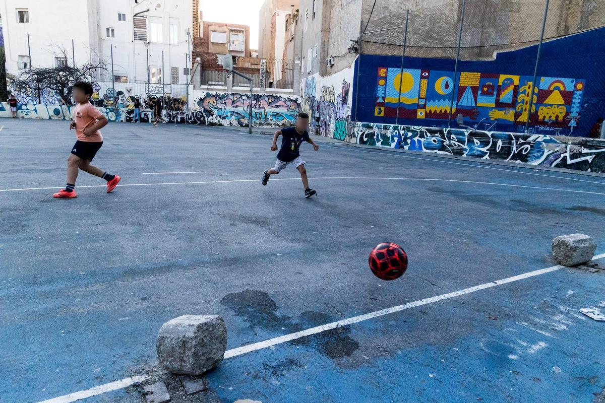 Piedras que simulan porterías en la pista de la plaza de la Pipa.