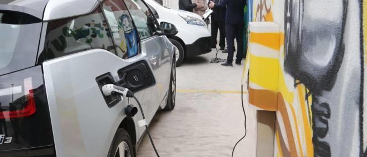 Guadassuar abre la primera gasolinera eléctrica de la Ribera