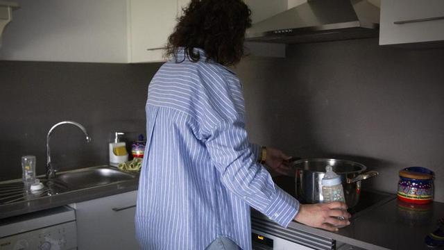 Una inquilina en un bloc de pisos de protecció oficial a la Marina del Prat Vermell, a Barcelona. | ELISENDA PONS