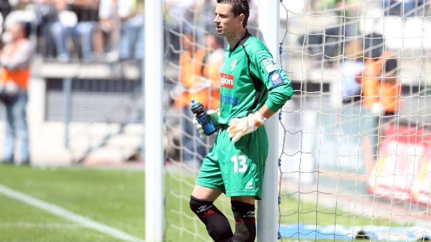 Roberto se lamenta del tercer gol del Málaga, apoyado en el poste.