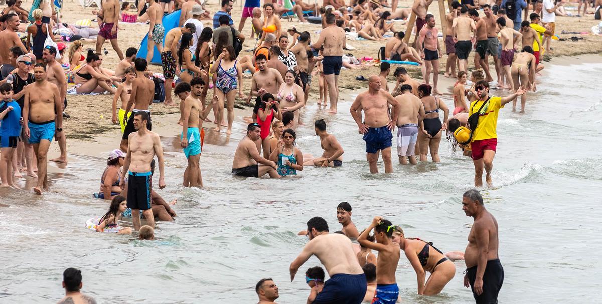 La alerta vacía el mar pero no el arenal del Postiguet