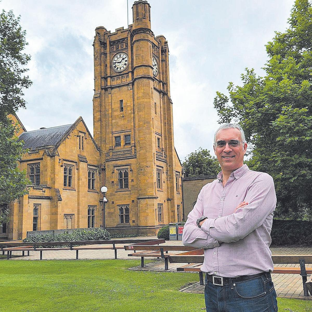 Pablo Zarco-Tejada, junto a la llamada Clock Towe de la Universidad de Melbourne, donde trabaja.