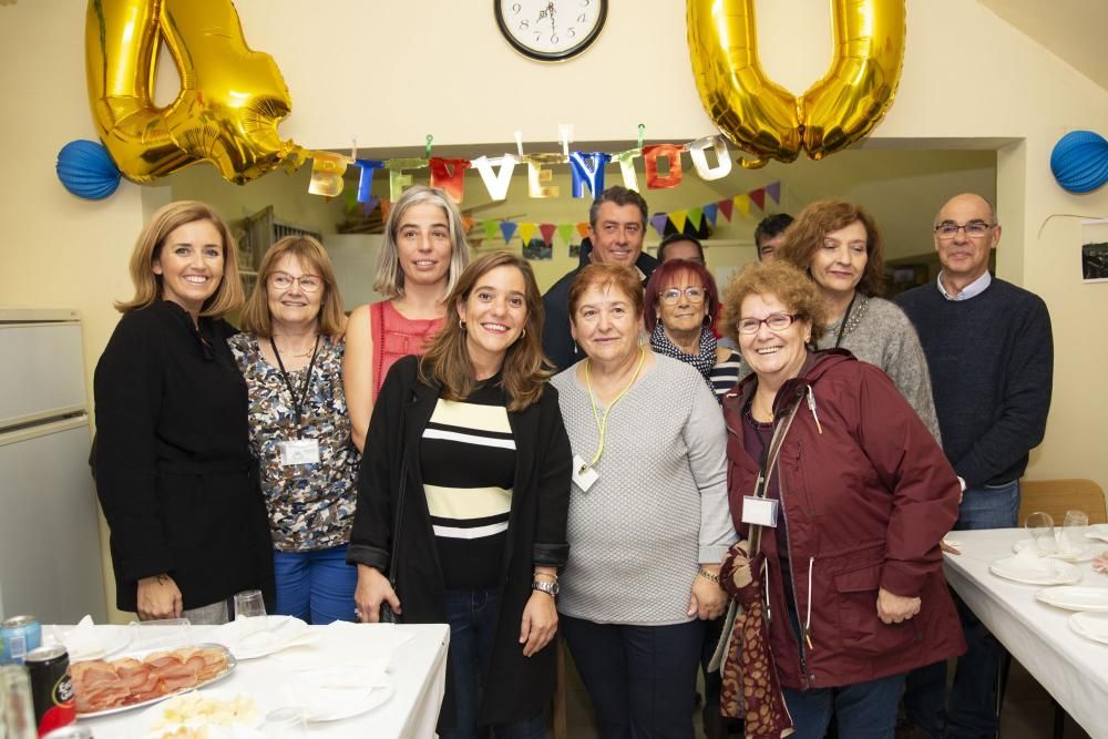 El acto contó con la música de Son de Monelos y de varios sorteos y regalos, de los que dieron cuenta más de un centenar de asistentes, así como la alcaldesa Inés Rey y concejales.