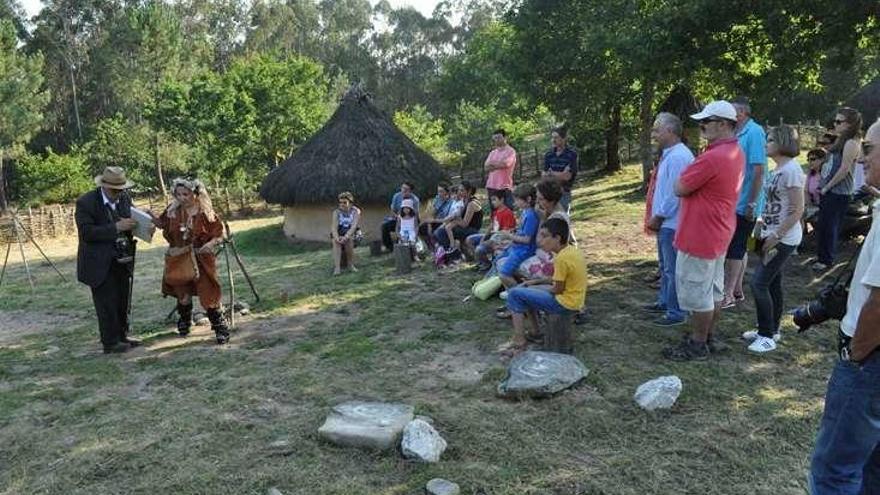 Una visita teatralizada en el parque arqueológico. // Fdv