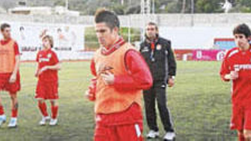 Los jugadores del Eivissa, profesionales y juveniles, calientan antes de jugar el domingo pasado contra la Peña B en Can Misses.