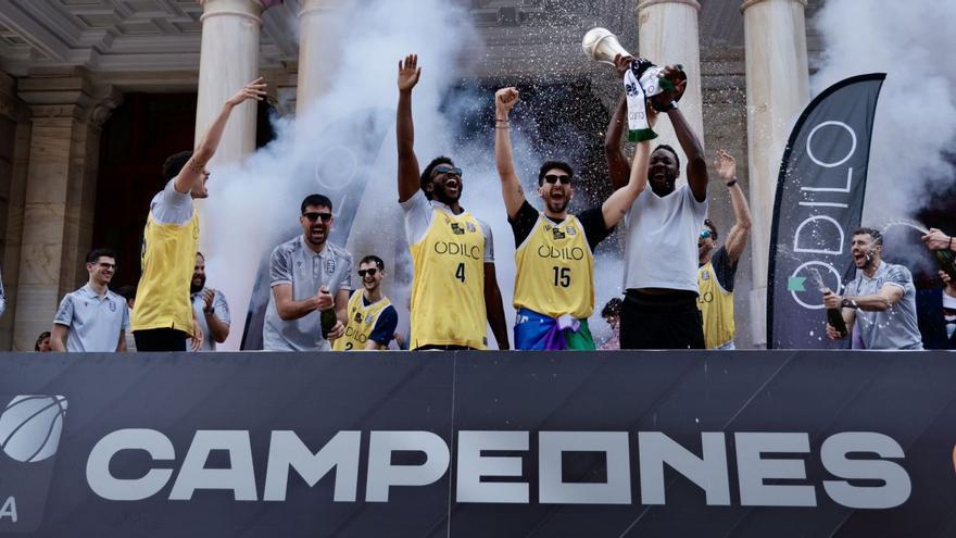 Los jugadores del Odilo Cartagena, celebrando en el Ayuntamiento el ascenso a LEB Oro. | IVÁN URQUÍZAR