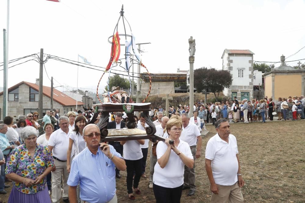 La procesión estuvo ambientada por la Unión Musical de Valladares y la Banda de Gaitas Xarabal, entre otros.