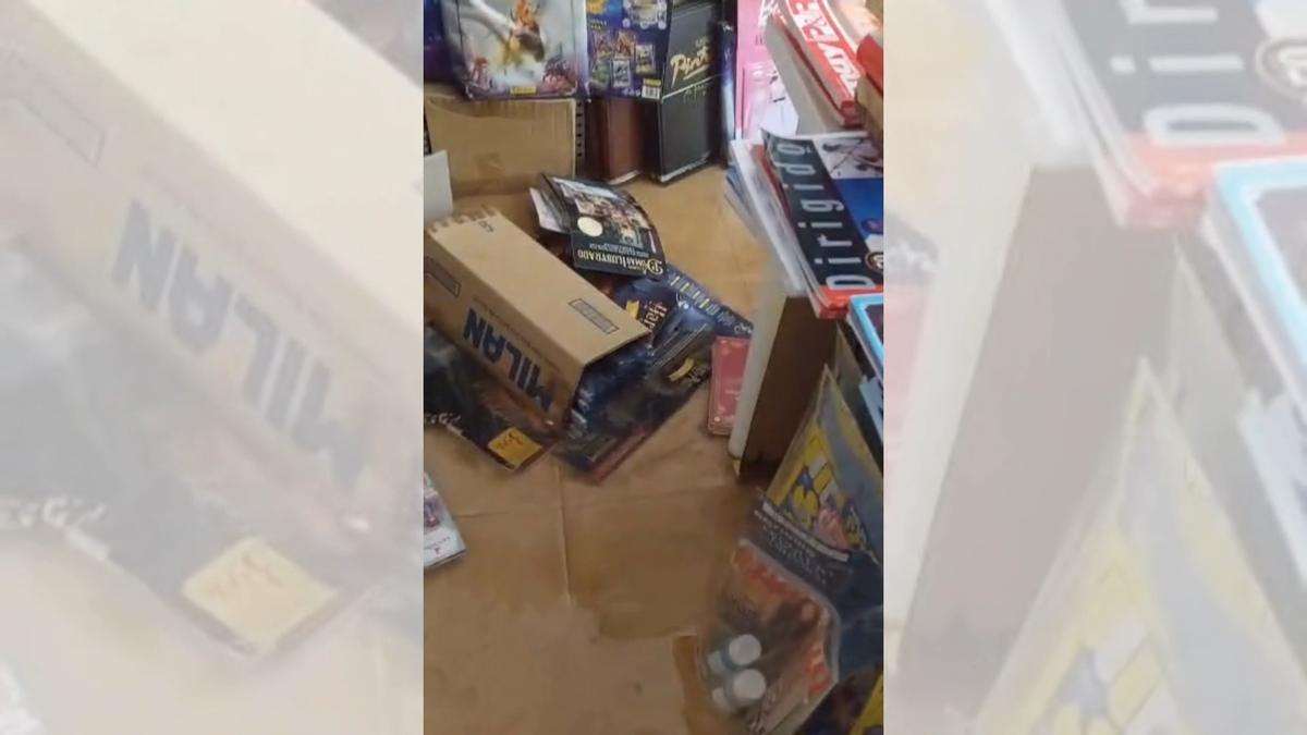 Así achicaban agua en uno de los negocios afectados por el reventón en la plaza San Miguel