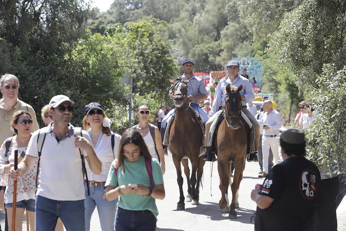 Color y alegría camino del santuario: imágenes de la romería de la Virgen de Linares