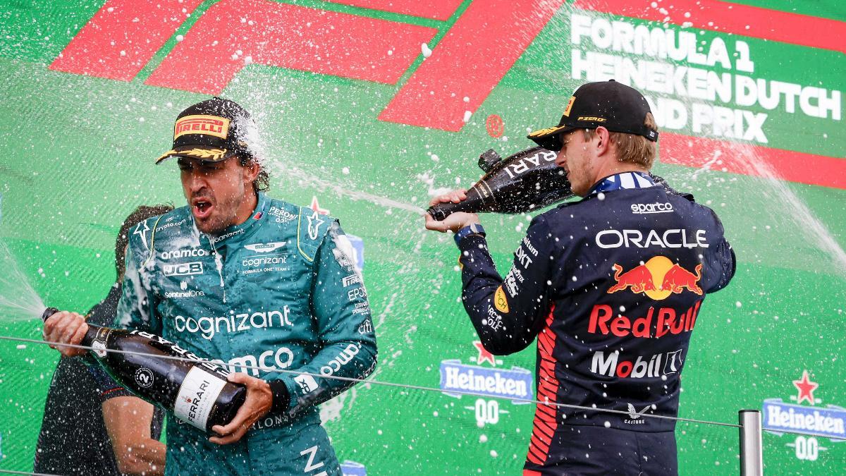Verstappen y Alonso, el pasado año en el podio de Zandvoort