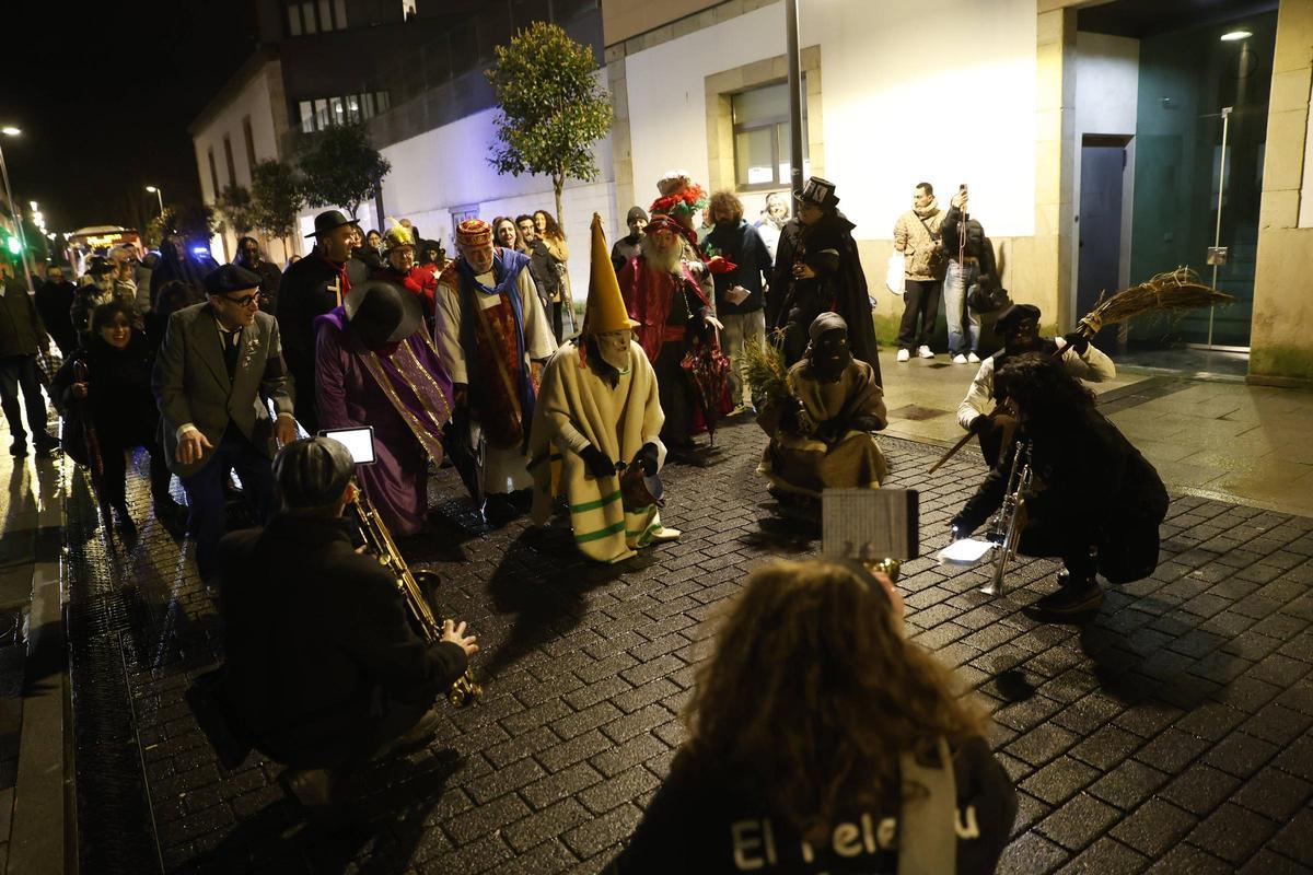 EN IMÁGENES: el entierro y quema de la sardina pone fin al multitudinario Antroxu de Avilés