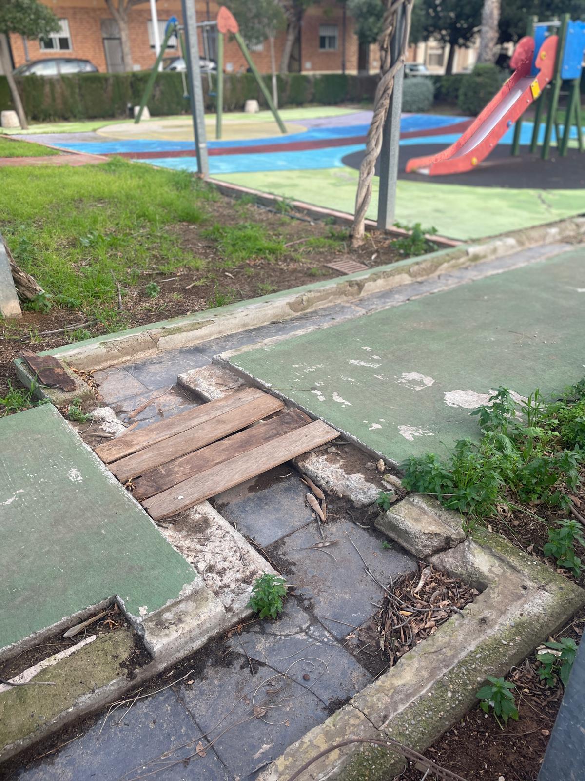Mal estado del parque de San Isidro de Benagéber.