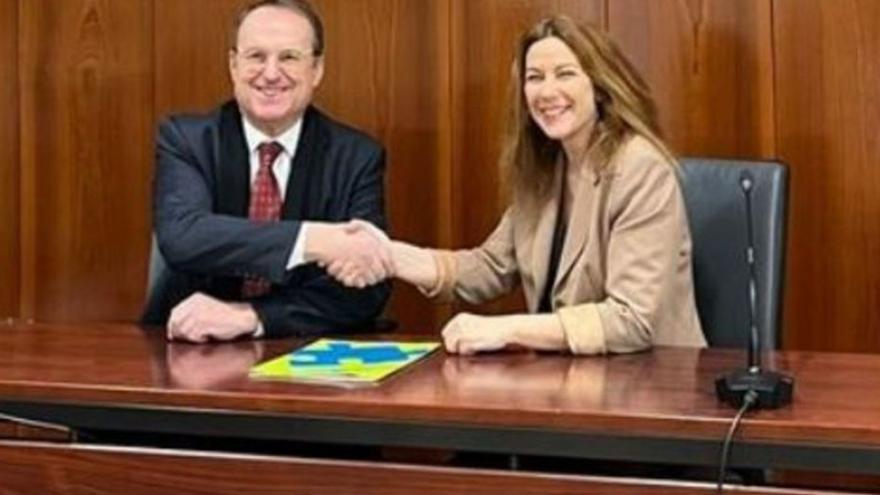 L’alcaldessa i el president de l’Altem signant el conveni.