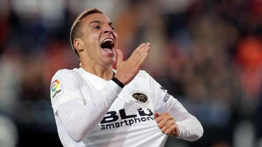 Rodrigo celebra un gol con el Valencia. // Efe