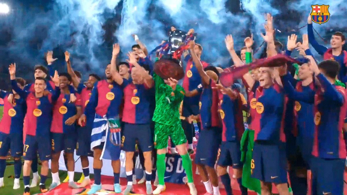 ¡Así fue el momento tan esperado! Los jugadores del Barça levantaron la  copa de la Liga en Montjuïc