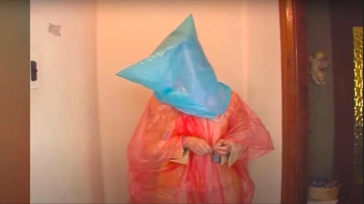 Isabel con su icónica bolsa de basura en la cabeza