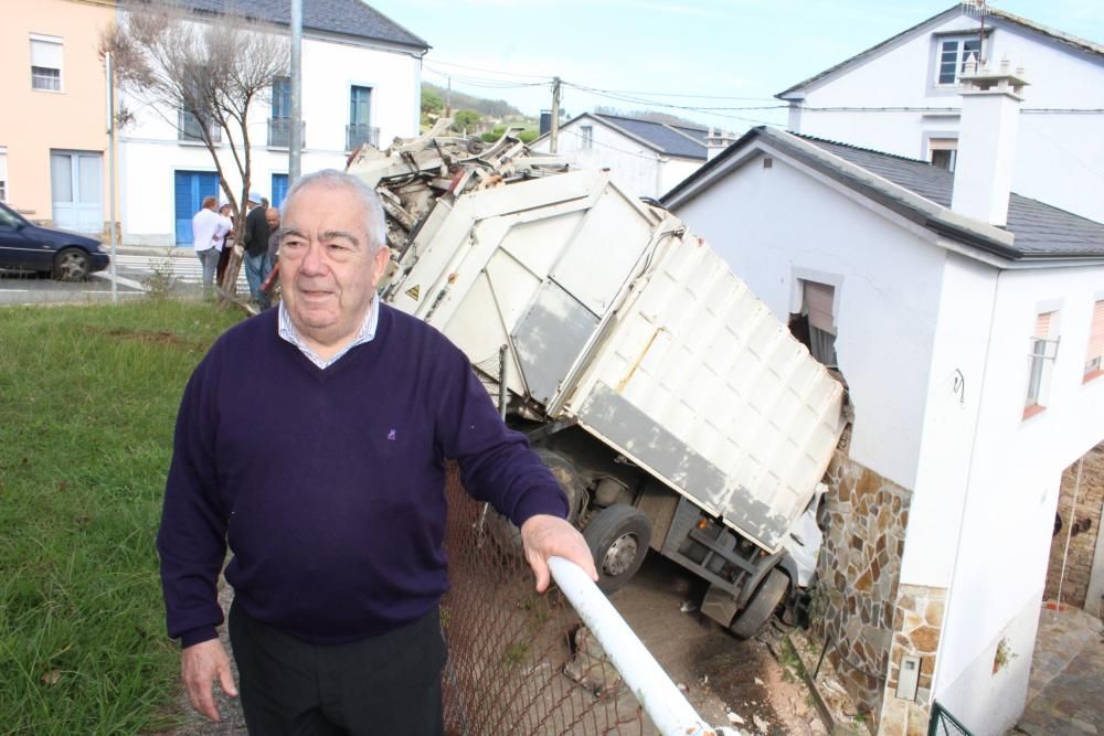 Un camión de la basura se empotra contra una casa en San Tirso de Abres