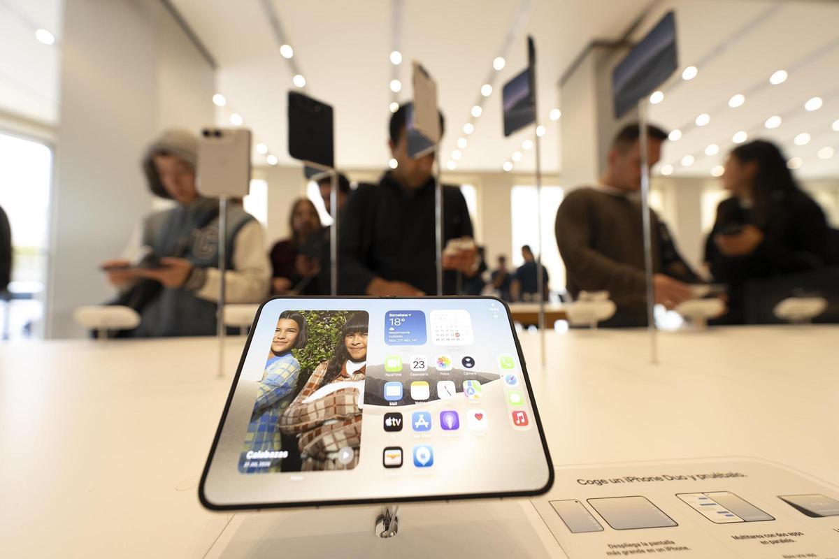 El Iphone Duo, en la Apple Store del Passeig de Gràcia.