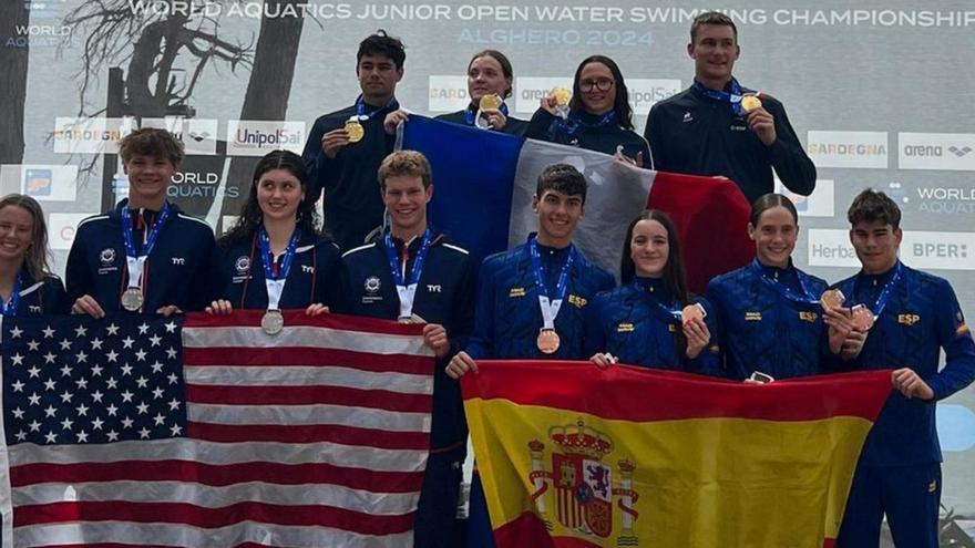 Mateo García (primero a la izquierda), en el podio.