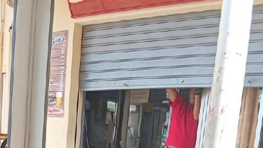 Dos detenidos tras forzar de madrugada la persiana de un bar en el puerto de Cullera
