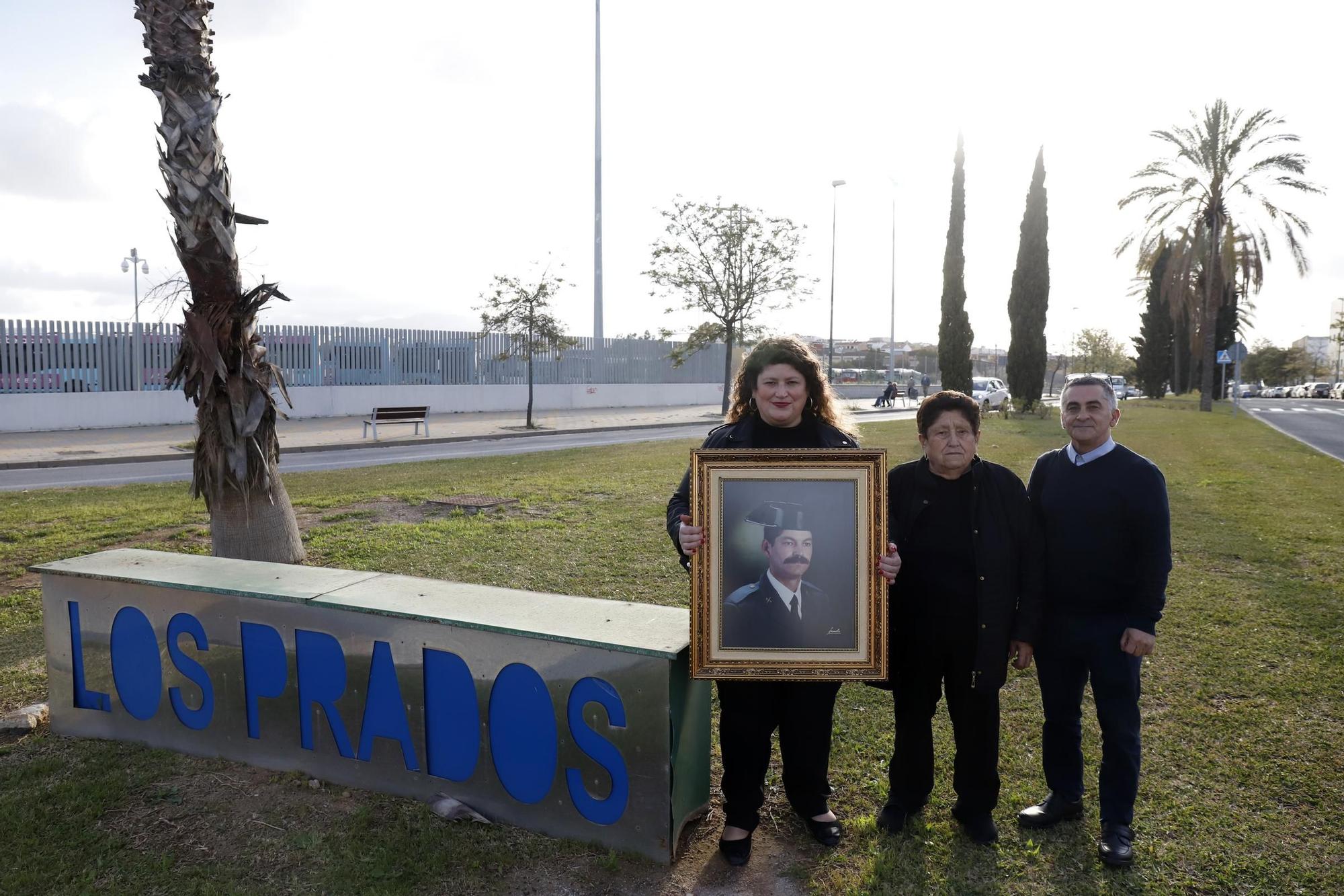 La madre, la hermana y el cuñado del héroe Diego Díaz, con su fotografía en Los Prados.