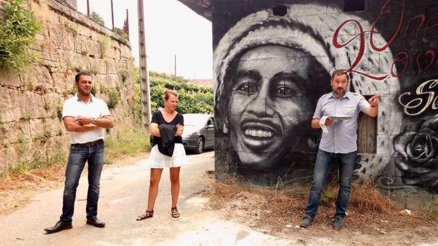 Marcos Besada, alcalde, con ediles del gobierno de Salceda. // D.B.M.