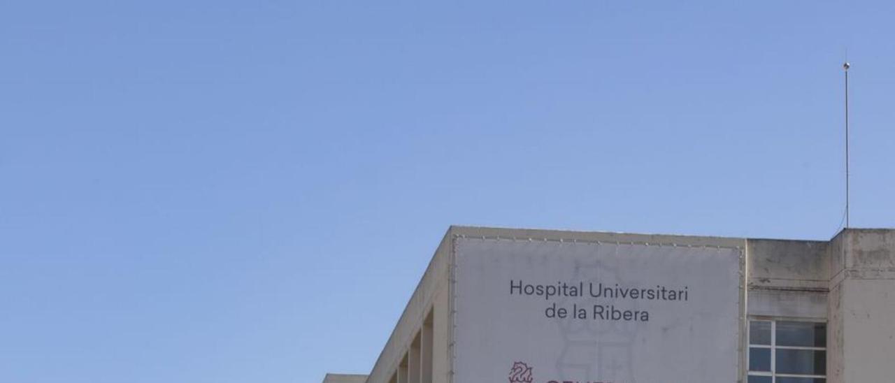 Exterior del hospital de Alzira, en una imagen de archivo. | PERALES IBORRA
