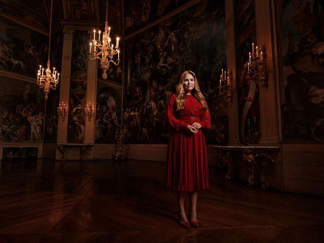 La princesa Amalia, con vestido rojo plisado en la foto oficial de su mayoría de edad