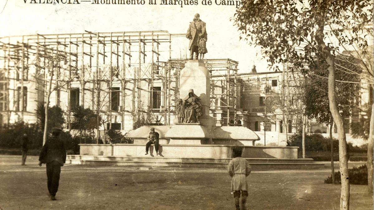 Postal antigua con el conjunto escultórico al Marqués de Campo.