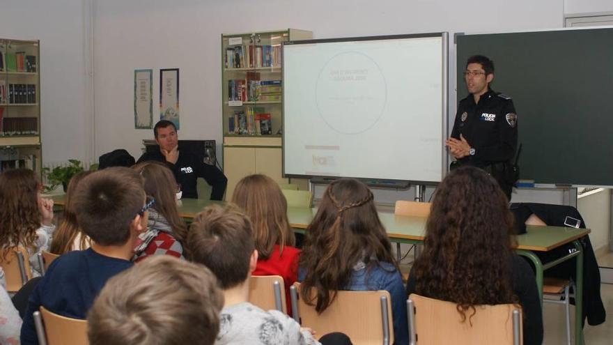 Un policía tutor, en plena charla con los alumnos.