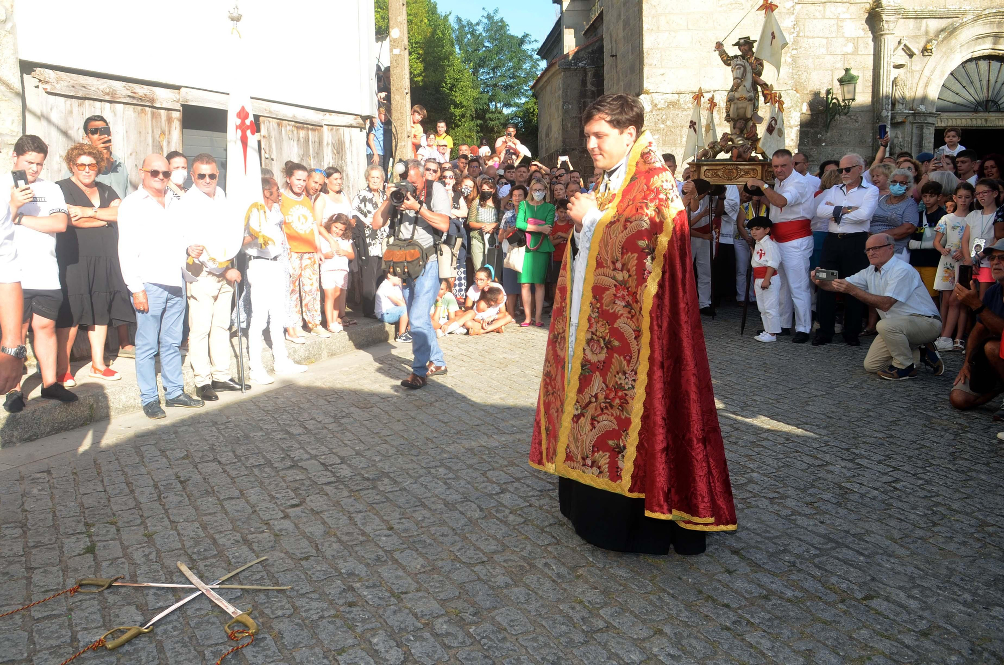 La "Danza de las Espadas" recupera en Carril todo su esplendor