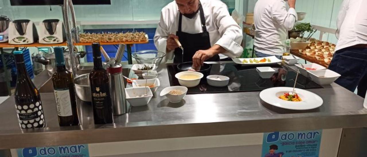 El chef Paco Caneda, profesor de cocina en los cursos de la Mancomunidade, manos a la obra.