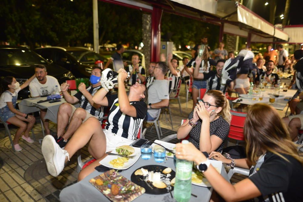 Ambiente: Los aficionados del FC Cartagena se reúnen para ver el partido