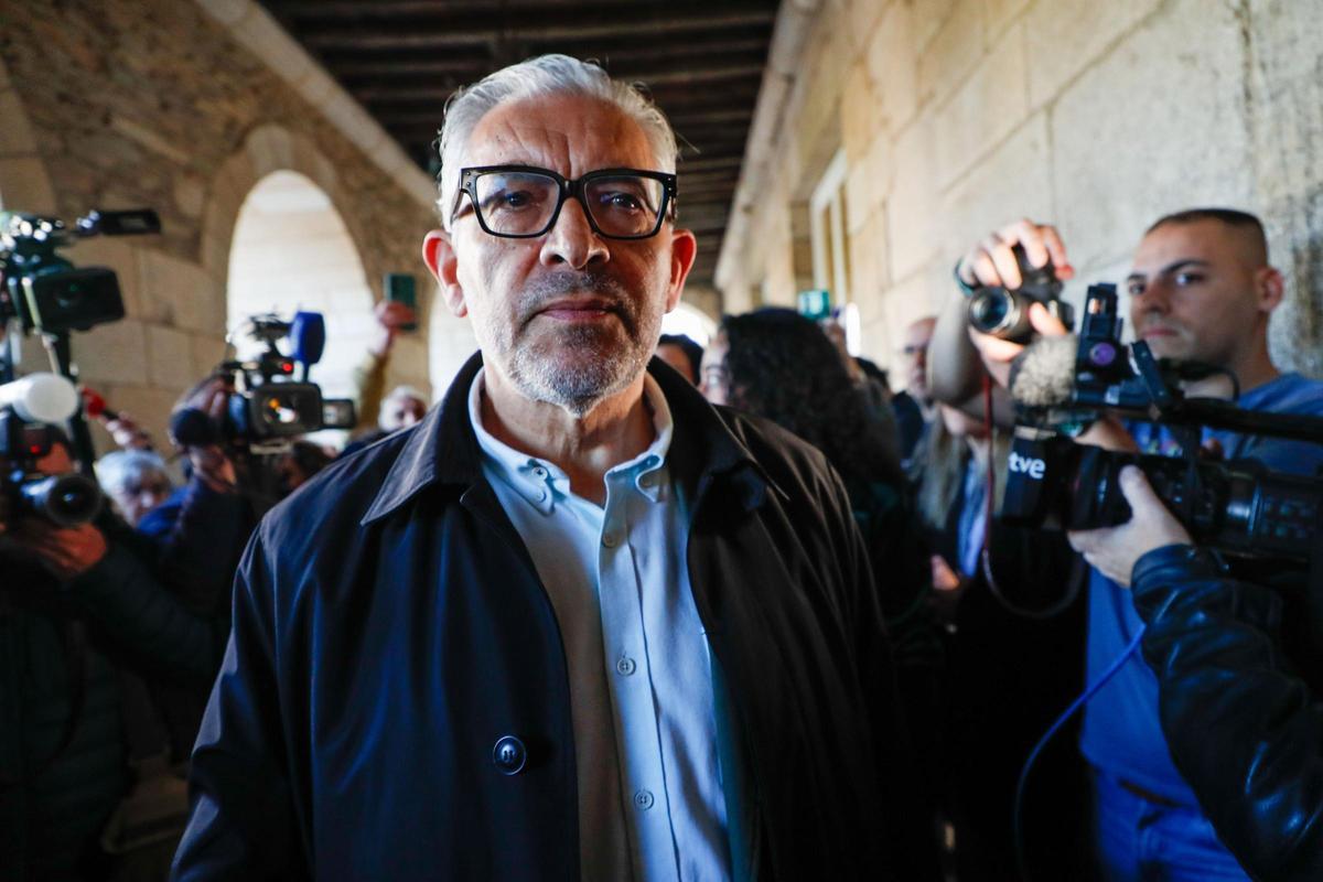 El alcalde saliente, Miguel Fernández, a las puertas del consistorio.