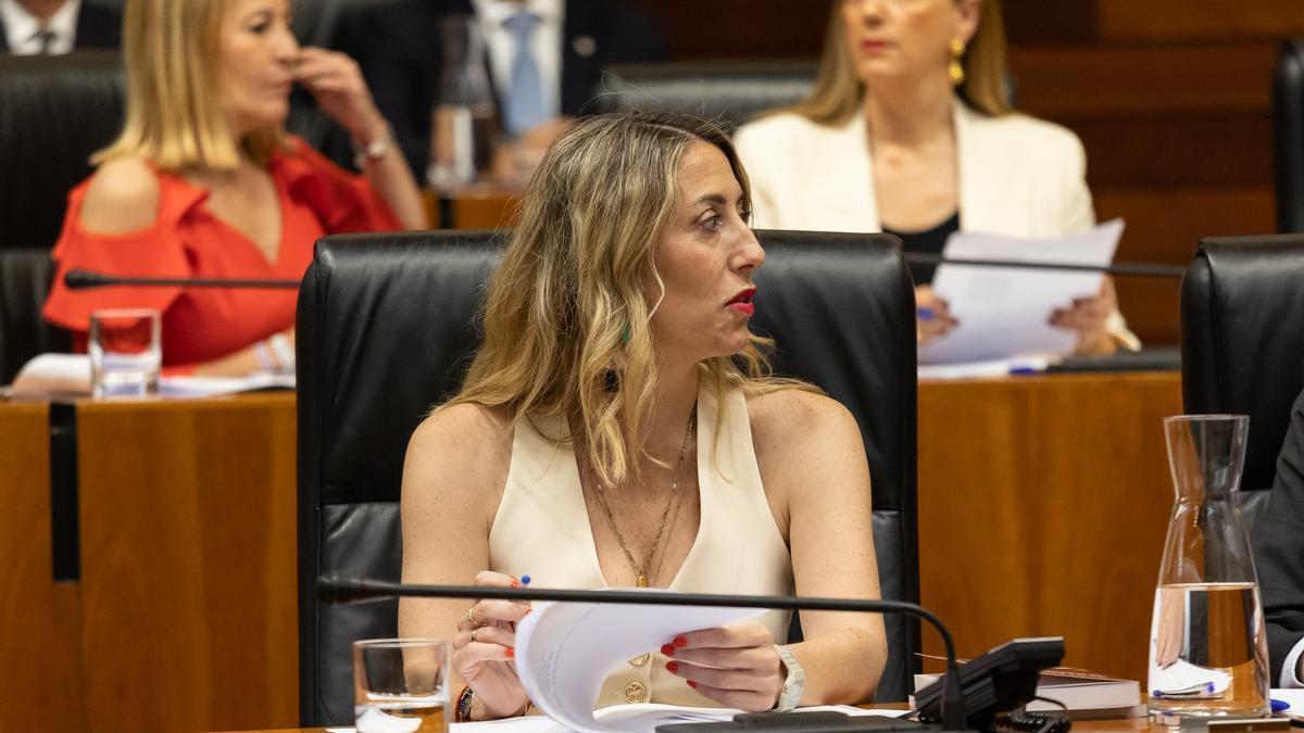 La líder del PP en Extremadura, María Guardiola, en la Asamblea Regional..