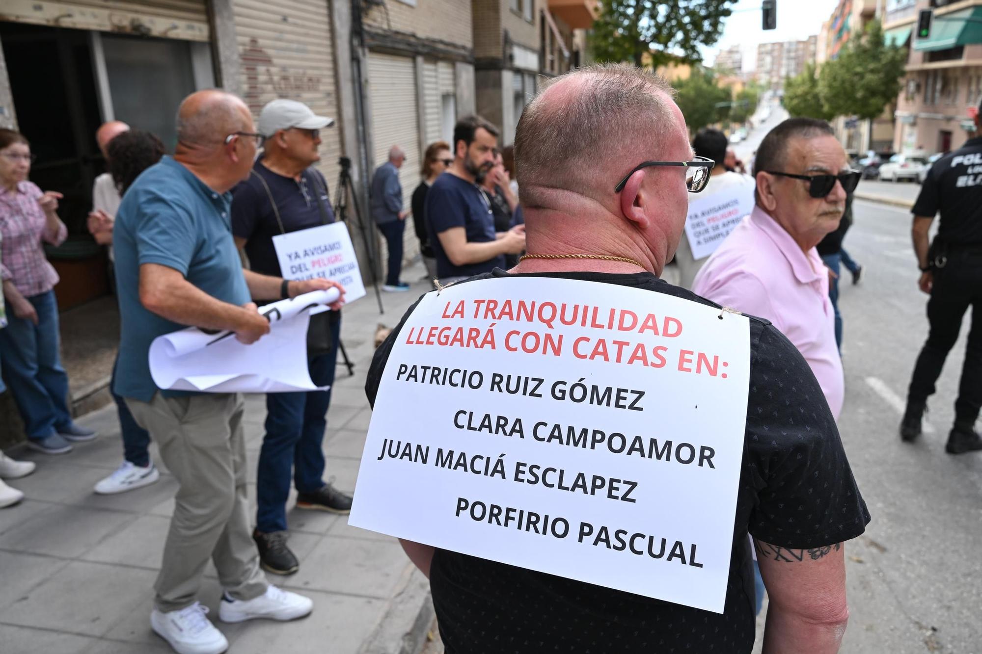 Vecinos se manifiestan pidiendo soluciones tras los hundimientos en la calle Clara Campoamor en Elche