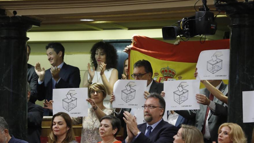 Diputados de PdeCAt con los carteles.