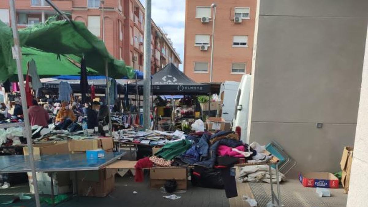 Los puestos del mercado bloquean la salida del garaje de uno de los edificios.