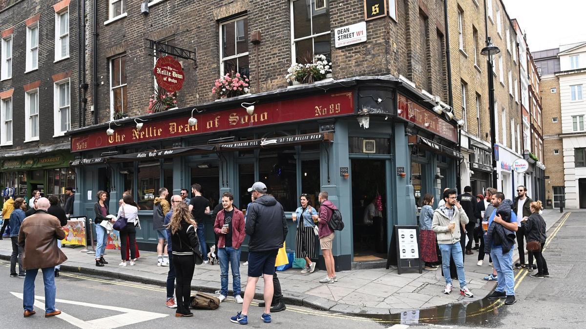 Diverses persones a l’exterior d’un pub al barri del Soho, a Londres, Regne Unit.
