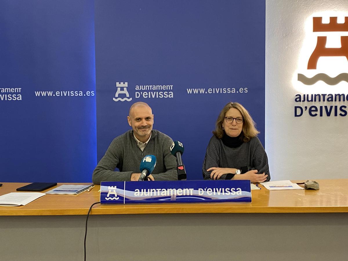El concejal Jordi Grivé y la técnica Barbara Pohlkotte en la sala de prensa de Can Botino.